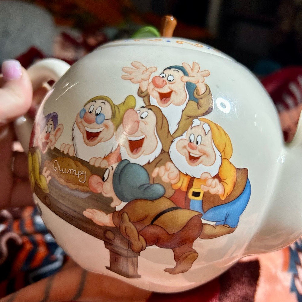 Disney Snow White's Apple Teapot - Picture 4 of 9